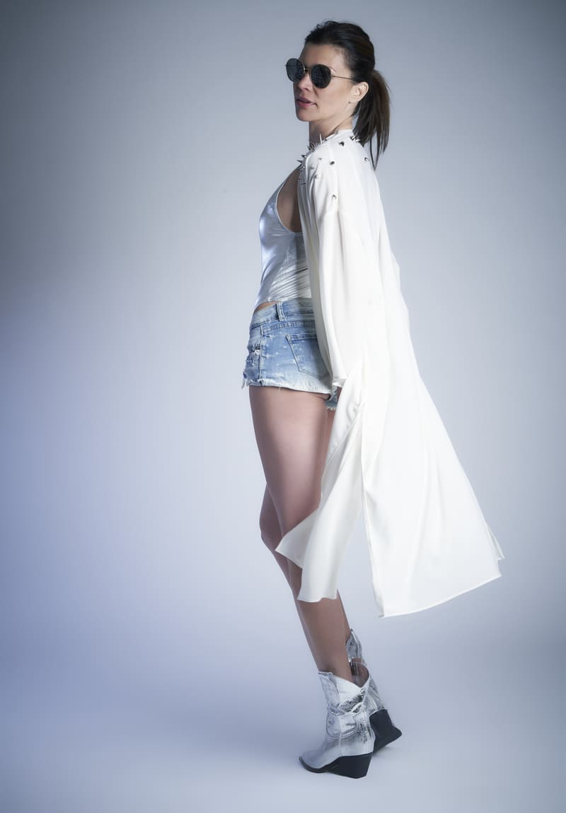 Kimono lungo in crèpe su base bianca con apertura centrale - immagine 2