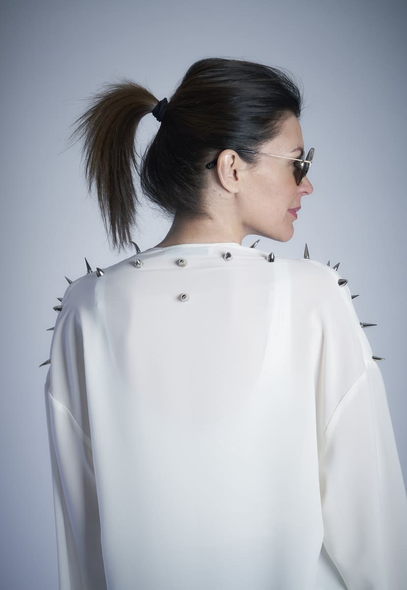 Kimono lungo in crèpe su base bianca con apertura centrale - immagine 3