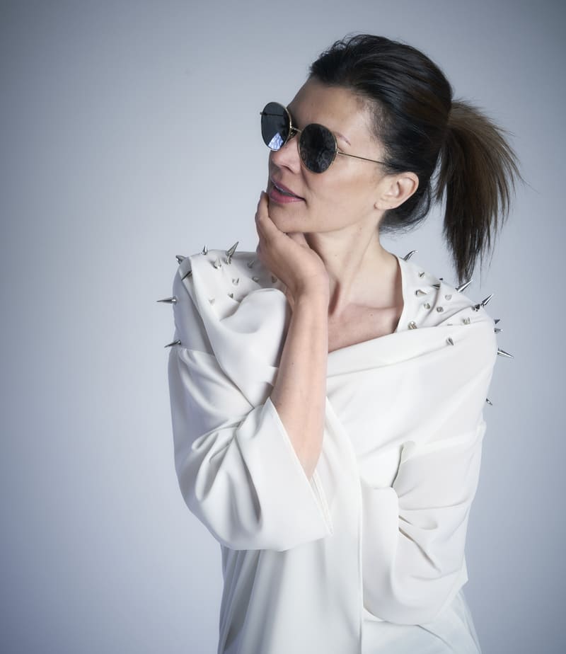 Kimono lungo in crèpe su base bianca con apertura centrale - immagine 4