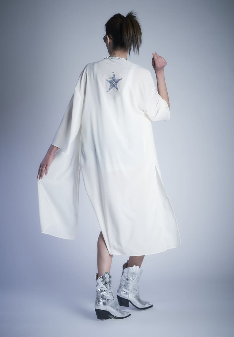 Kimono lungo in crèpe su base bianca con apertura centrale con borchie e stelle - immagine 3