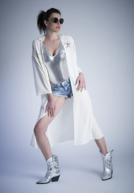 Kimono lungo in crèpe su base bianca con apertura centrale con borchie e stelle