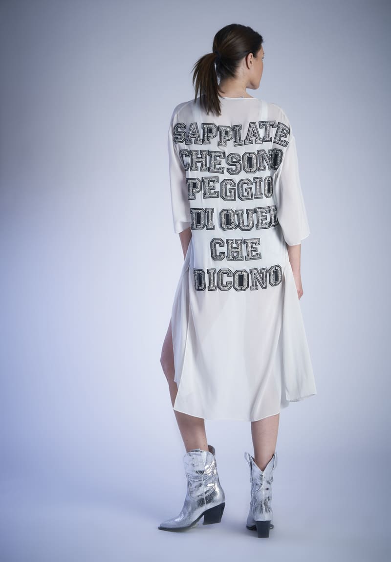 Kimono di seta bianco con scritta sul retro “SAPPIATE CHE SONO PEGGIO DI QUEL CHE DICONO“ - immagine 2