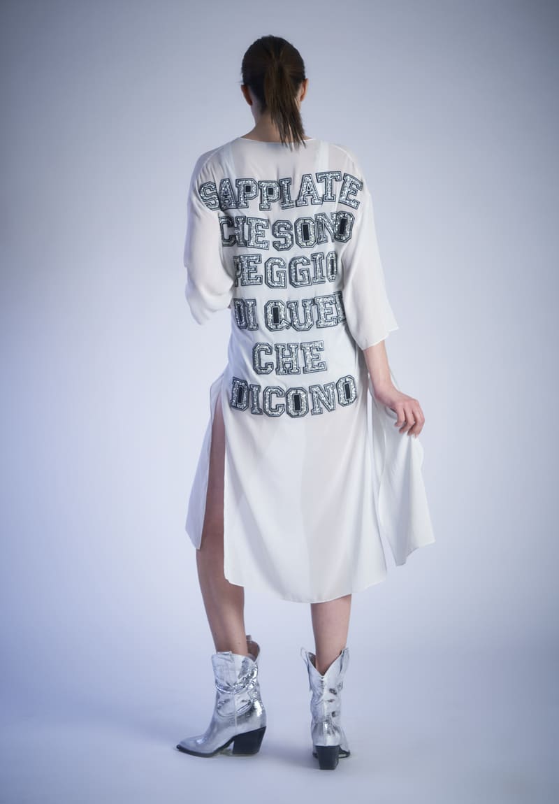 Kimono di seta bianco con scritta sul retro “SAPPIATE CHE SONO PEGGIO DI QUEL CHE DICONO“ - immagine 3