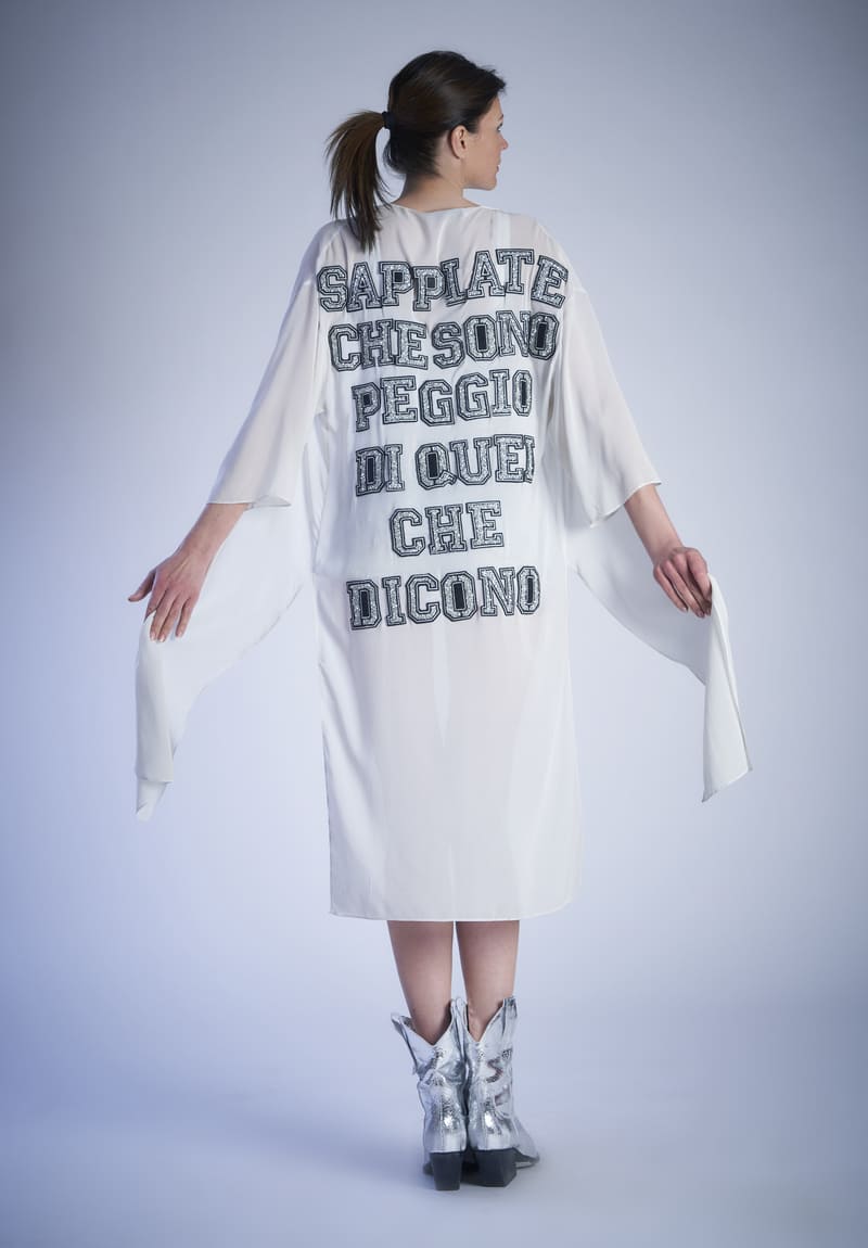 Kimono di seta bianco con scritta sul retro “SAPPIATE CHE SONO PEGGIO DI QUEL CHE DICONO“