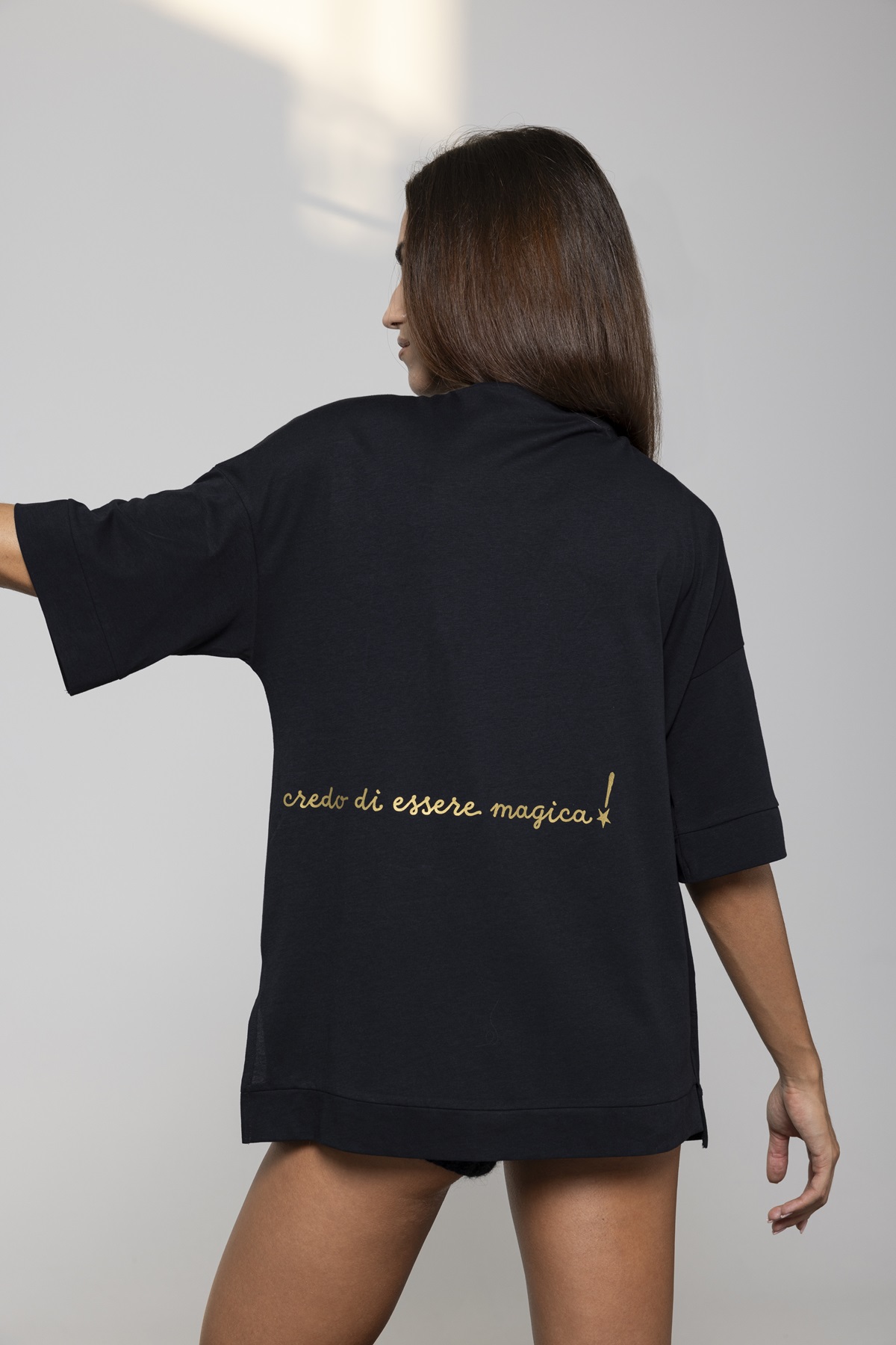 T-Shirt nera con stelle oro - immagine 2